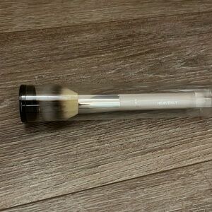 It cosmetics heavenly luxe buffing foundation brush
